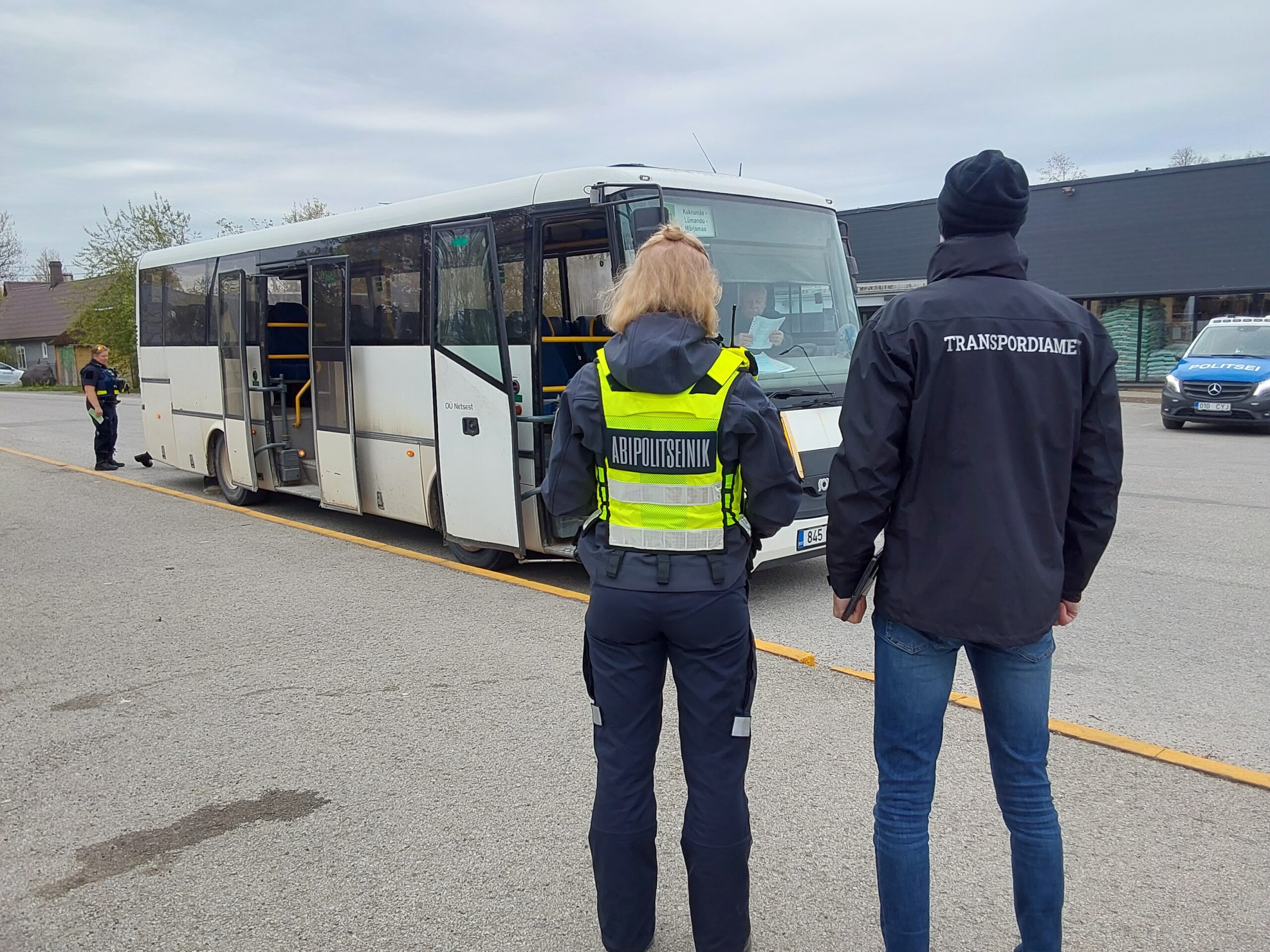9. mail kontrollis Transpordiamet koostöös Politsei- ja Piirivalveametiga (PPA) laste ohutuse tagamiseks õpilasvedusid tegevaid busse Märjamaa Gümnaasiumi parkl