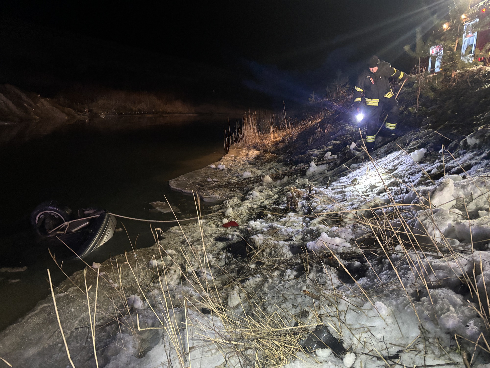 Õnnetus juhtus õhtusel ajal Laupäeva õhtul, 7. märtsil 2026 kell 18.33, sai häirekeskus teate raskest liiklusõnnetusest Ida-Virumaal Auvere külas. Esialgse info